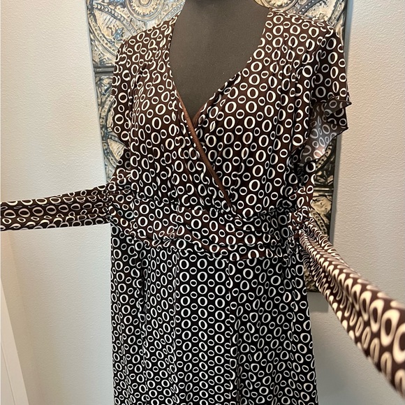 Brown Faux Wrap Dress with Cream Accents xl - Picture 10 of 13